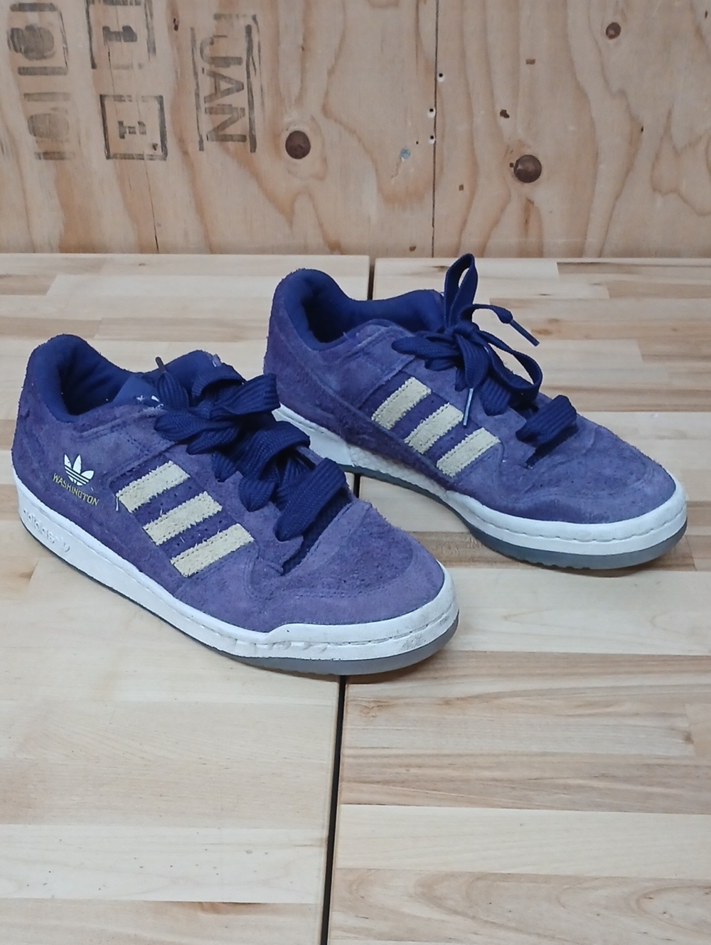 NCAA x Adidas Forum Low Washington Huskies sneakers 2025 Size 9